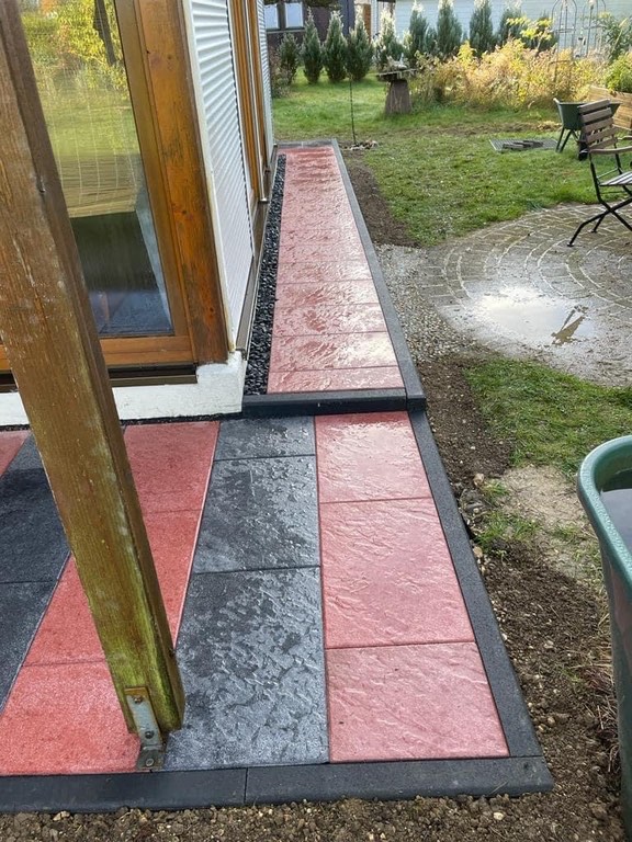 Gepflasterter Gartenweg