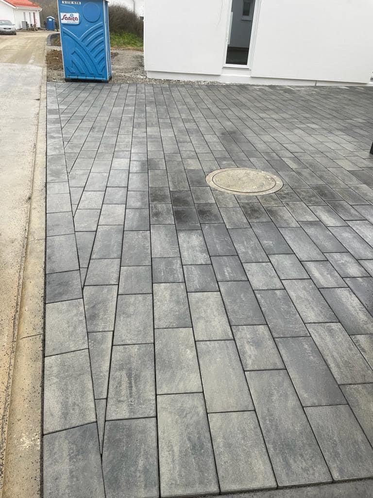 Terrasse mit Kiesstreifen