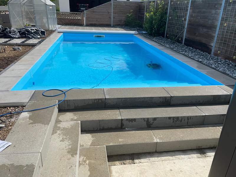 Pool mit Sitzstufen